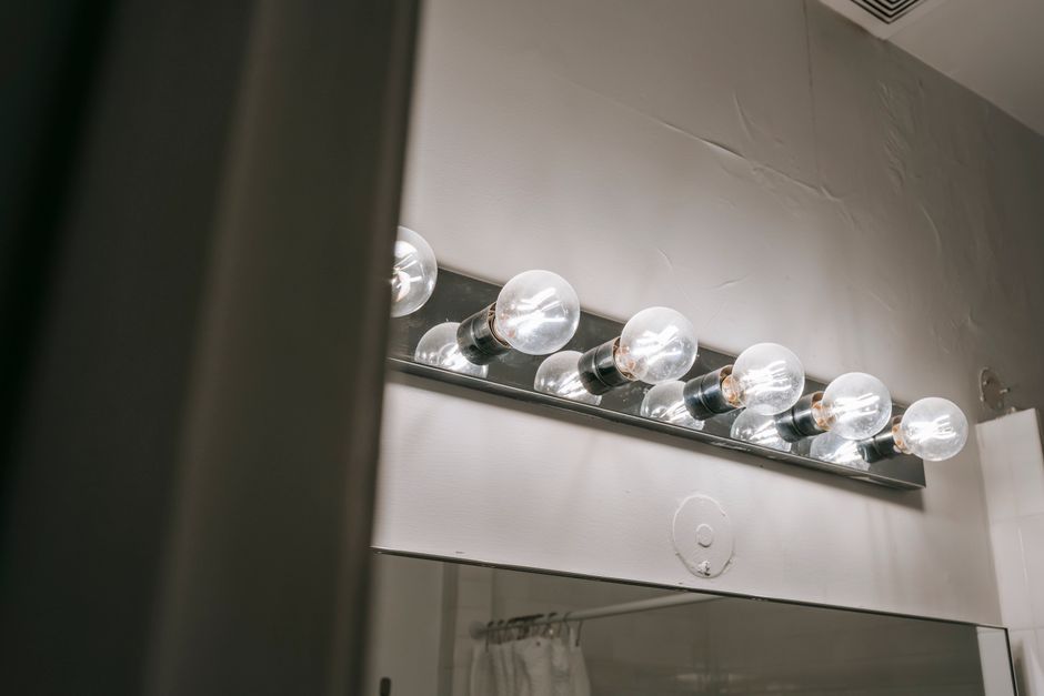 Stijlvolle plafondverlichting in een badkamer.