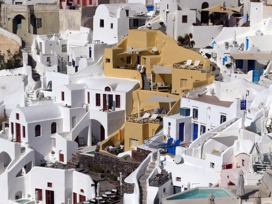 Gezellige Santorini-print op canvas aan muur. Gezellige Santorini-print op canvas aan muur.