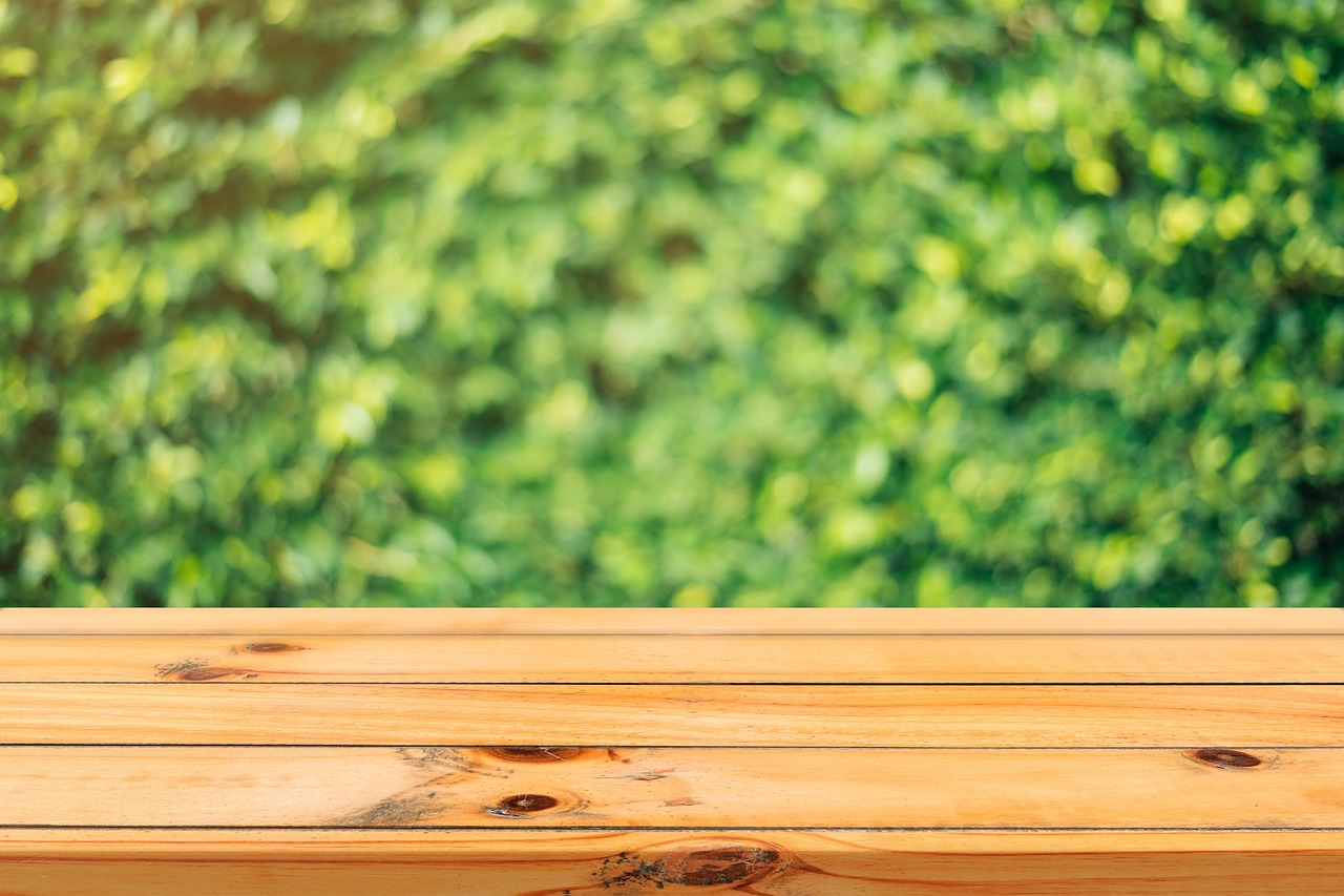 Oude planken gerecycled tot tuinbankje.